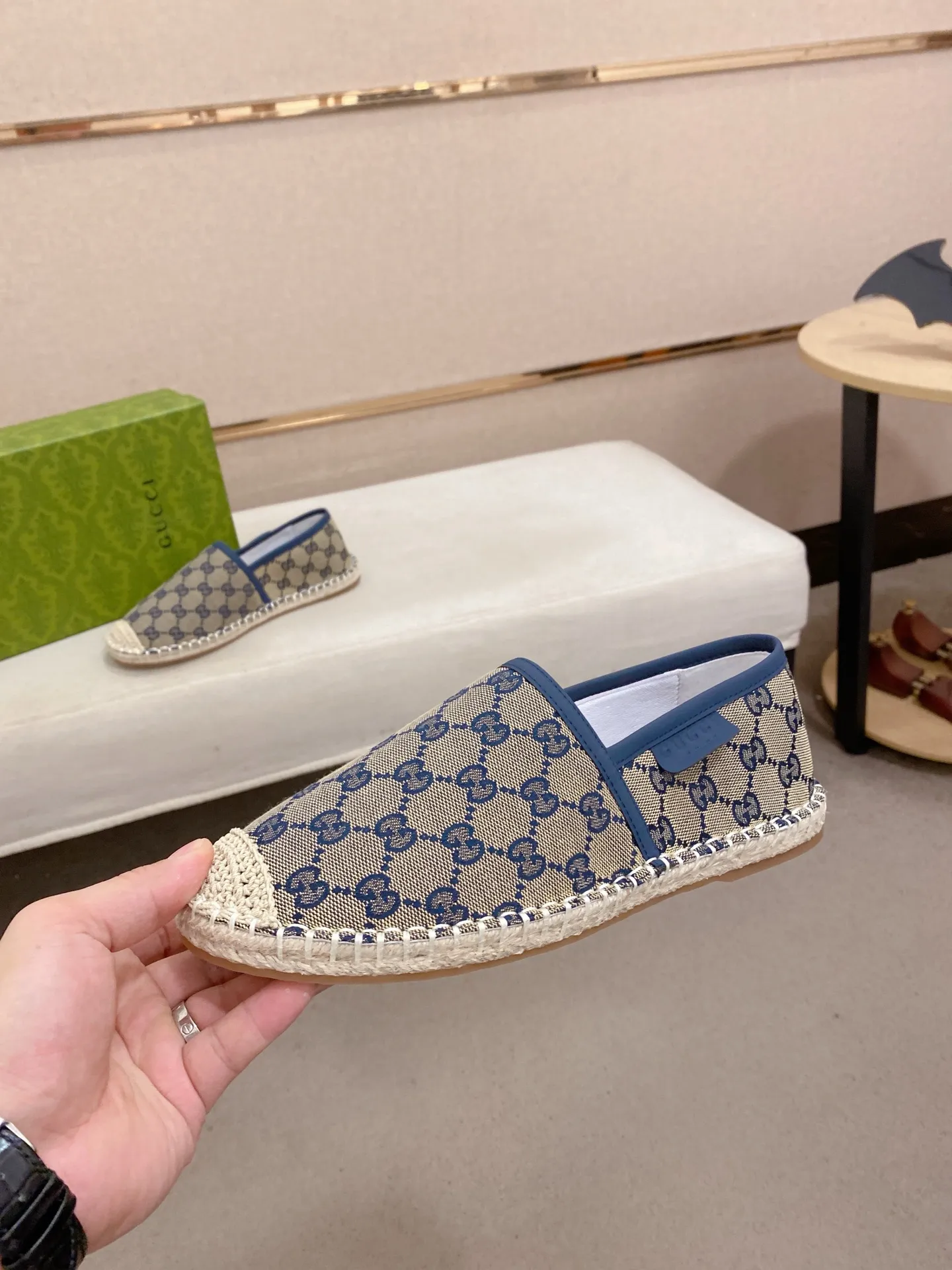 Factory price: 400💰High-quality GUCCI💫Men's latest slip-on Loaf casual shoes✔️The original version is available simultaneously at the counter and is a one-to-one replica🏍️Fabrics: Italian imported fabrics, pure hand-pulled threads, raw rubber breathable anti-slip outsole, breathable and comfortable lambskin lining, 100% comfortable density, original rubber outsole wear-resistant ✔️Code number: 38-44, you deserve it, (Note: 45 can be customized, non-refundable and non-exchangeable)